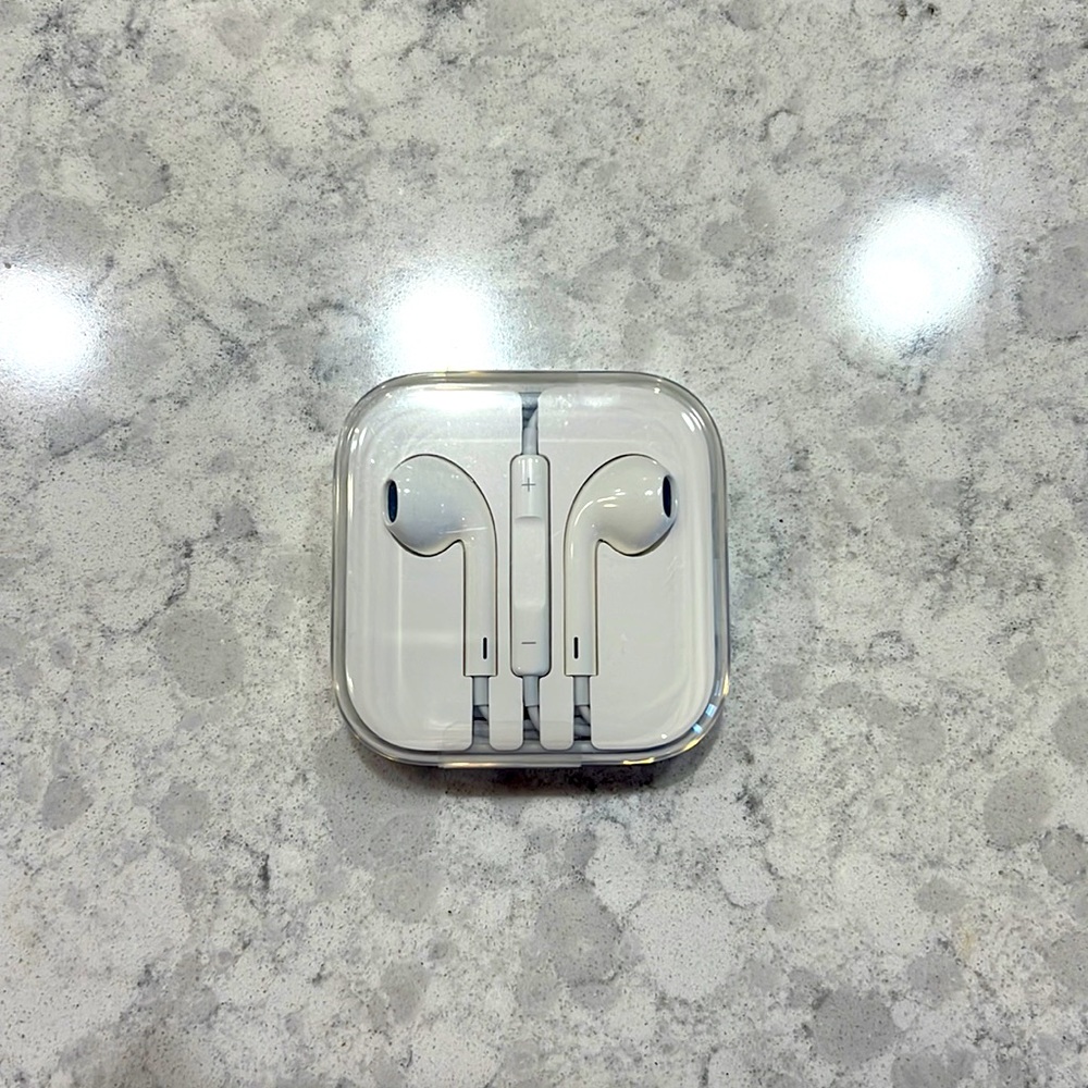 Apple EarPods. NWT